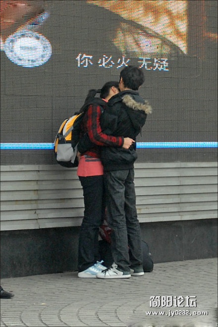 春运中的情侣17698339604f0d79d0b514f.jpg