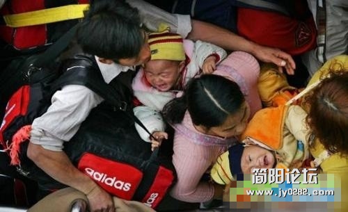 2006年1月，广州，一个男子在回家的人潮中用手臂呵护着两个妇女和她们背后的孩子，而孩.jpg