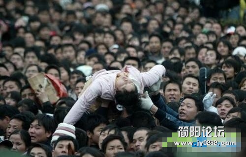 2008年，我国南方遭遇罕见冻灾，交通遇阻。1月31日，广州部分列车恢复运行，大批乘客聚.jpg