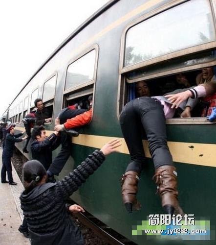 2010年1月25日，东莞东火车站，列车员协助乘客从窗口上车。春运的照片成千上万，这张得.jpg
