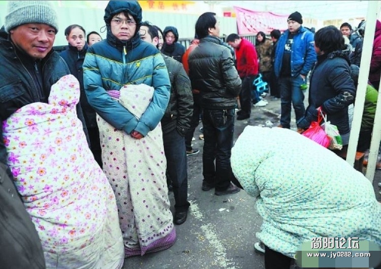 寒潮袭杭，气温降到-4℃。在原杭州汽车东站春运火车票大卖场，来自湖南常德的牟师傅和.jpg