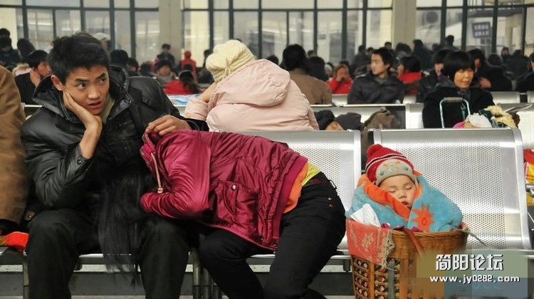 月19日，乘客在长沙火车站候车。孩子的妈妈也累的趴在丈夫身上睡着了，一旁的孩子哪能.jpg
