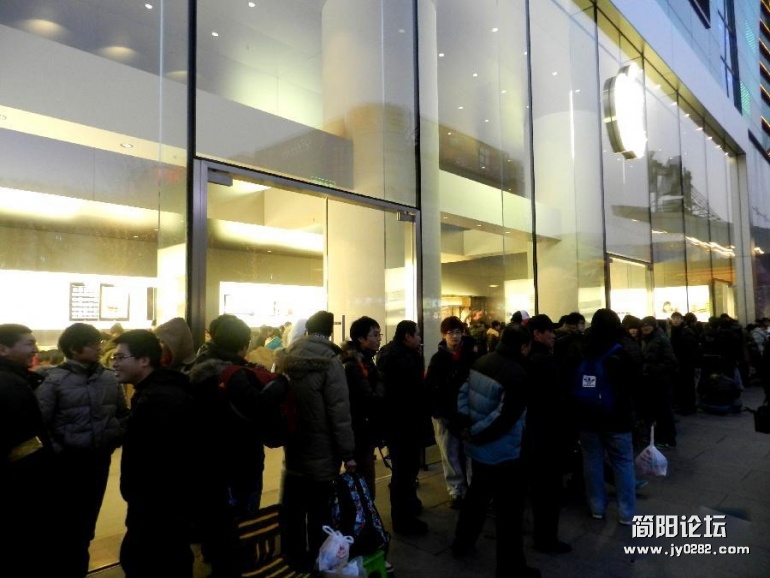 ，“果粉”们排队准备购买iPhone 4S手机。.jpg