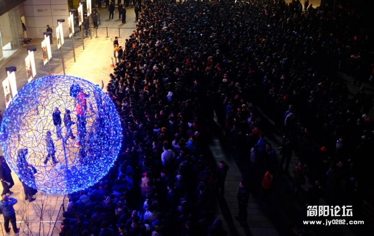1月12日深夜13日凌晨，北京，三里屯苹果店门前上千人连夜排队.jpg