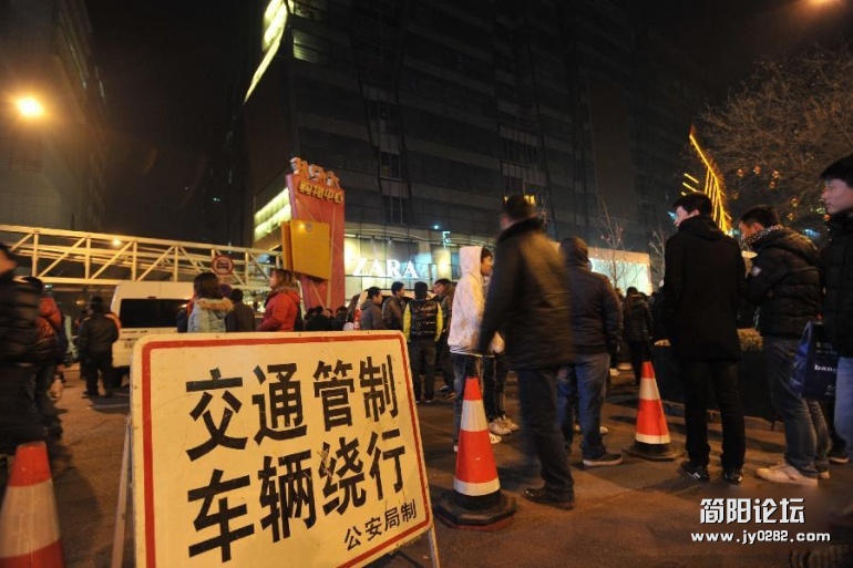 1月12日晚，在北京西单苹果零售店门口，由于“果粉”数量众多，警方临时进行交通管制。.jpg