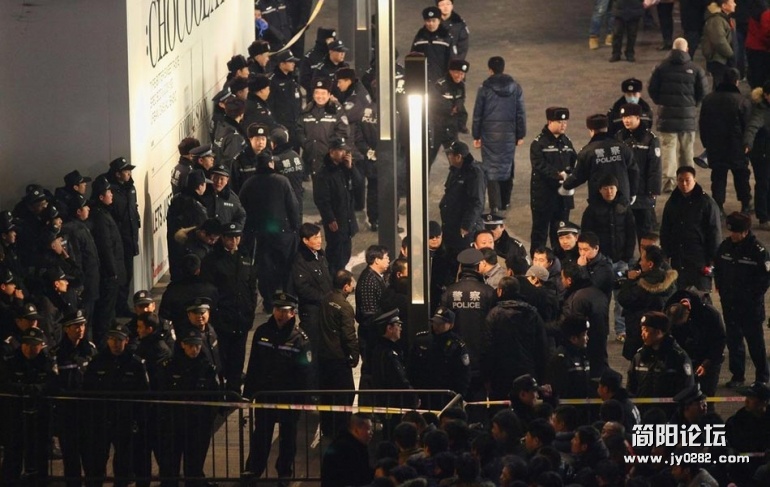 1月13日凌晨，北京，人们在苹果门店外通宵排队等待购买早上7点发售的苹果iphone4s。.jpg