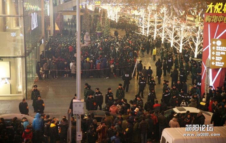 1月13日零点iphone4S发售，北京西单大悦城排满了等待购机的果粉，警方武警出动大批人力.jpg