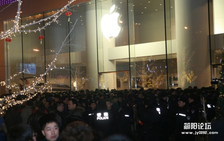 1月13日零点iphone4S发售，北京西单大悦城排满了等待购机的果粉，警方武警出动大批人力.jpg