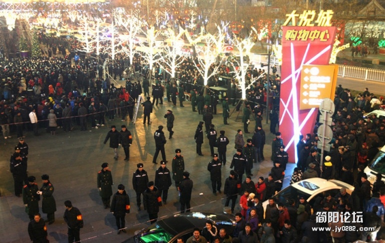 1月13日零点iphone4S发售，北京西单大悦城排满了等待购机的果粉，警方武警出动大批人力.jpg