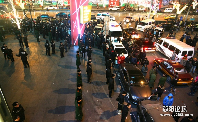 北京时间1月13日零点iphone4S发售，北京西单大悦城排满了等待购机的果粉，警方武警出动.jpg