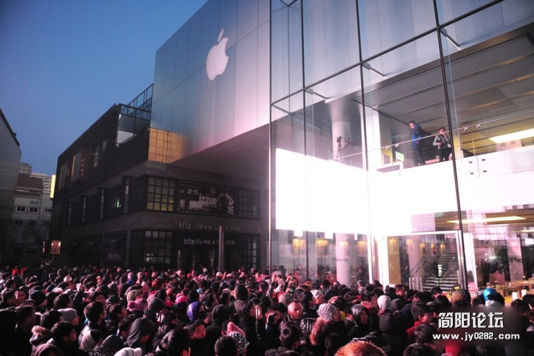 北京时间2012年1月13日，清晨6点钟在北京三里屯苹果专卖店前已经聚集上千购买者。原本.jpg