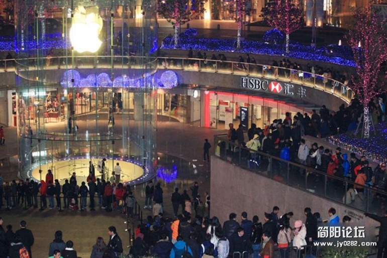 在苹果零售店上海浦东店外，“果粉”们排队准备购买iPhone 4S手机.jpg