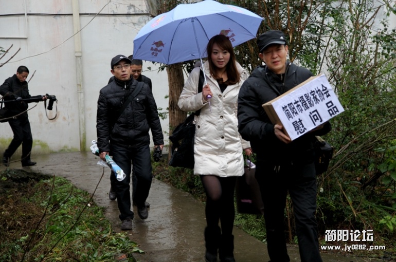 摄影家协会新春送温暖活动-wl.jpg