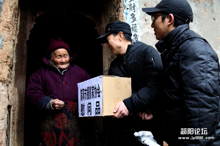 摄影家协会新春慰问孤寡老人-送温暖-wl.jpg