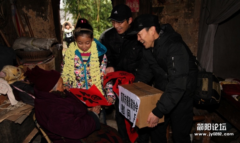 摄影家协会新春慰问孤寡老人-送温暖送祝福-wl.jpg
