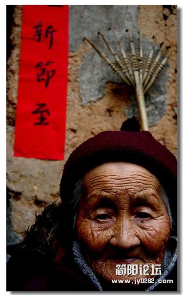 小姑娘把这一消息告诉给奶奶，奶奶听后开心的笑了