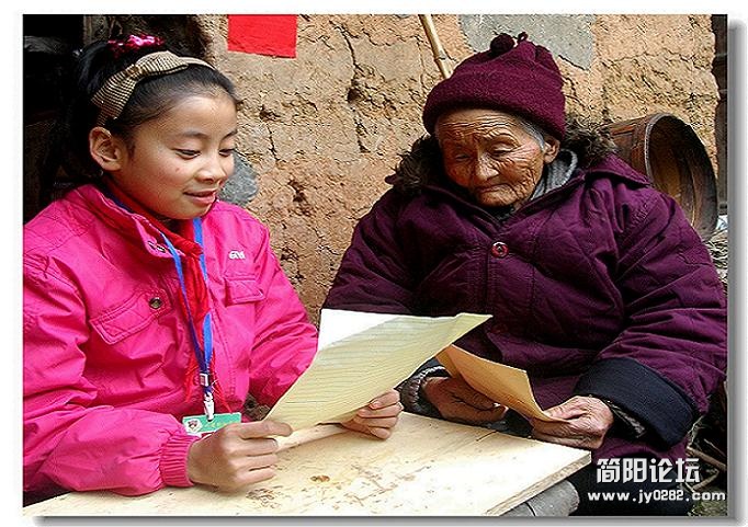 20日小姑娘接到妈妈的来信，信里说在长沙车站排了12小时的队买到回家的火车车票大年三十就会回家吃团圆饭了 ...