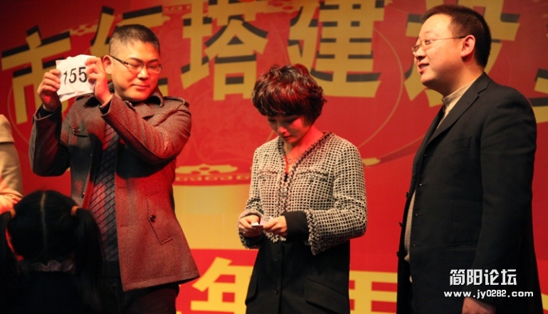 3红塔集团2012年会-刘明静总经理抽奖-wl.jpg