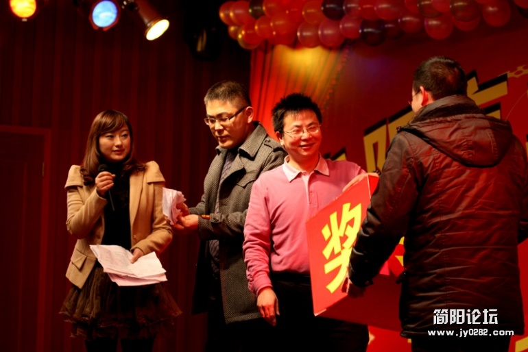 4红塔集团2012年会-总经理助骆文奎抽奖-wl.jpg