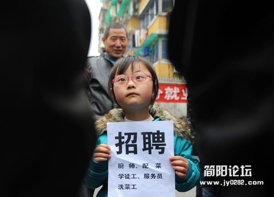 杭州招聘会现7岁“小老板” hold住现场.jpg