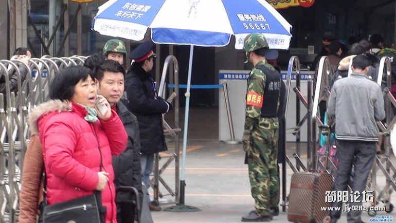 春运期间的成都民兵135343ro6zwlo2d2rehold_副本.jpg