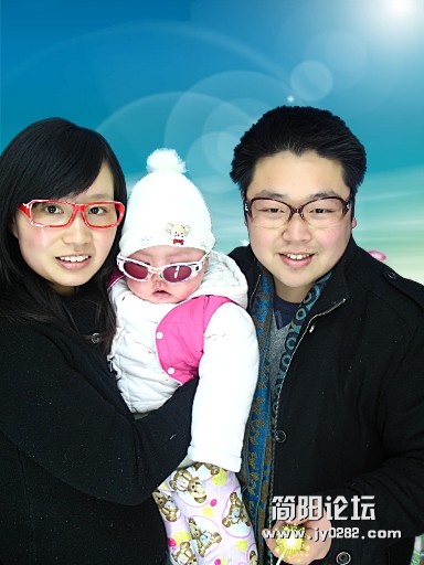照片拍于2月5日，我和妻子一起抱着女儿，幸福！