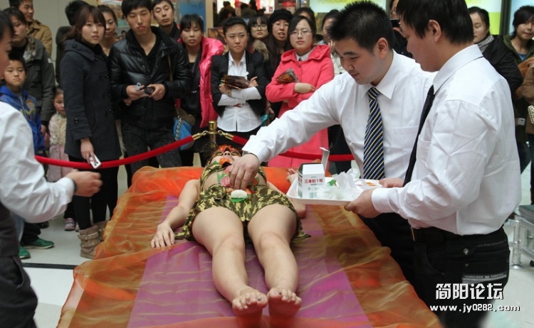 大连一美食节推出“人体宴”（组图）1151957074f51ff2181fd9.jpg