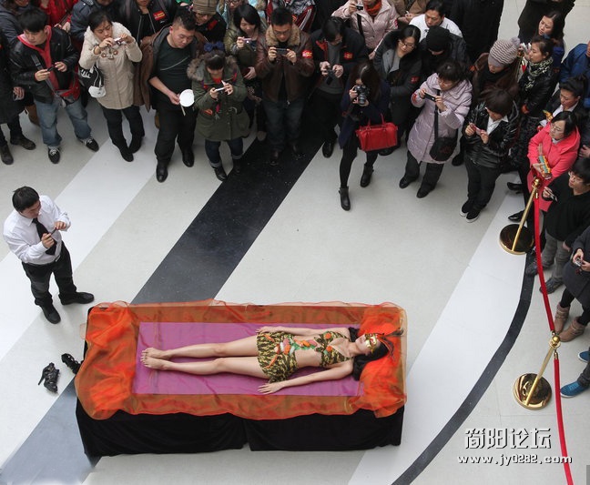 大连一美食节推出“人体宴”（组图）.jpg