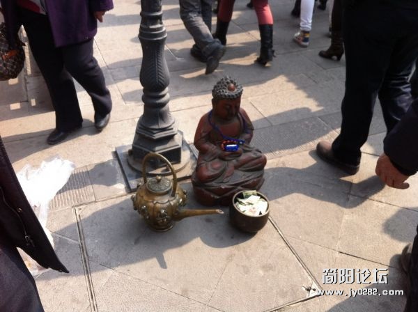 路见如来佛祖被逼沿街乞讨.jpg