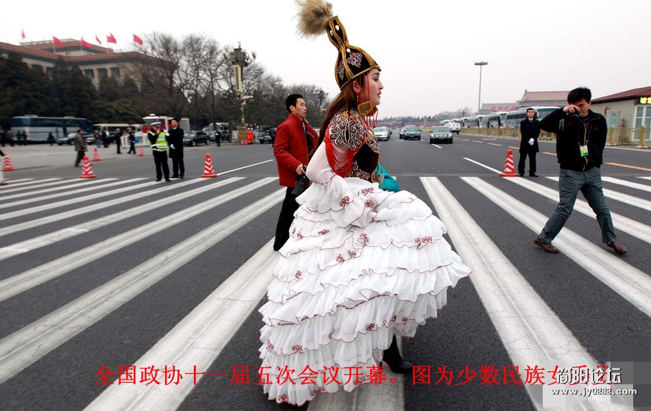 全国政协十一届五次会议开幕。图为少数民族女委员_副本.jpg