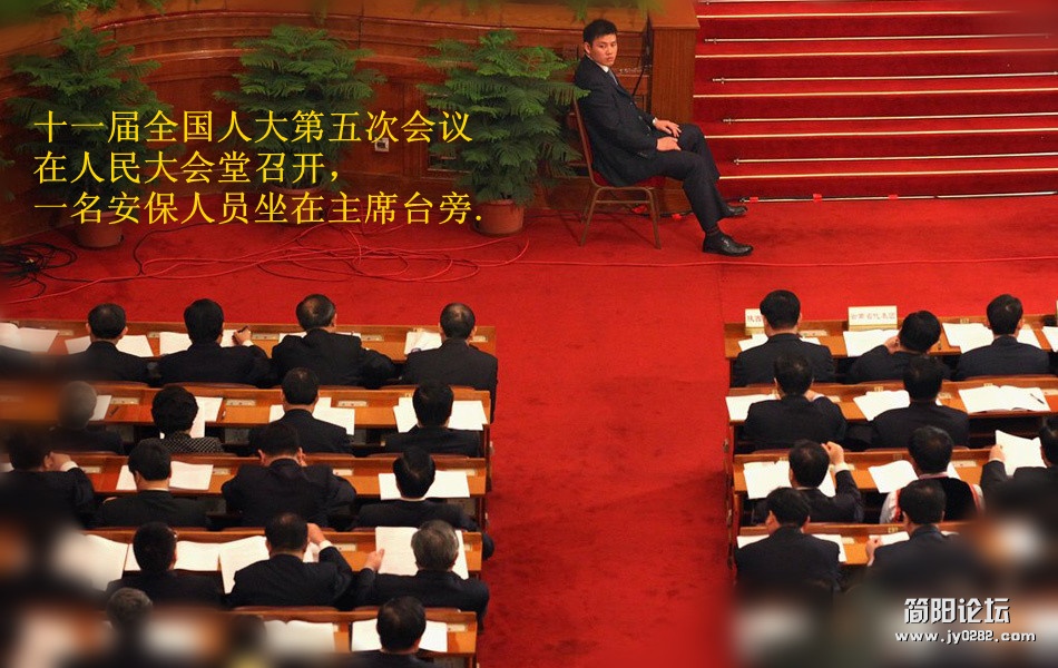 十一届全国人大第五次会议在人民大会堂召开，一名安保人员坐在主席台旁_副本.jpg