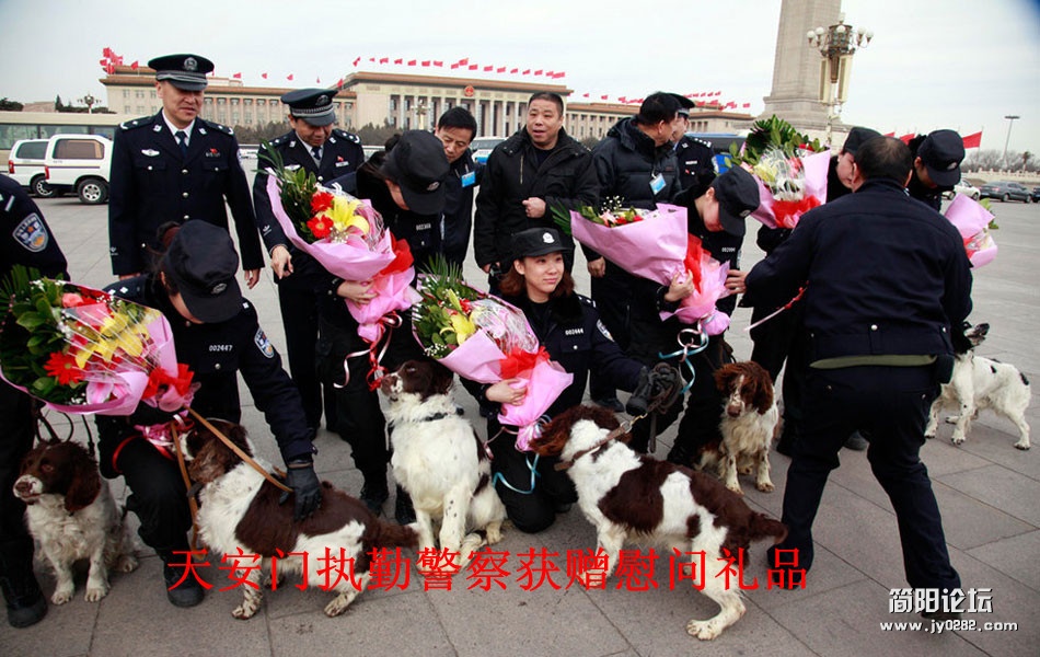 天安门执勤警察获赠慰问礼品rdn_4f5943140fc87_副本.jpg
