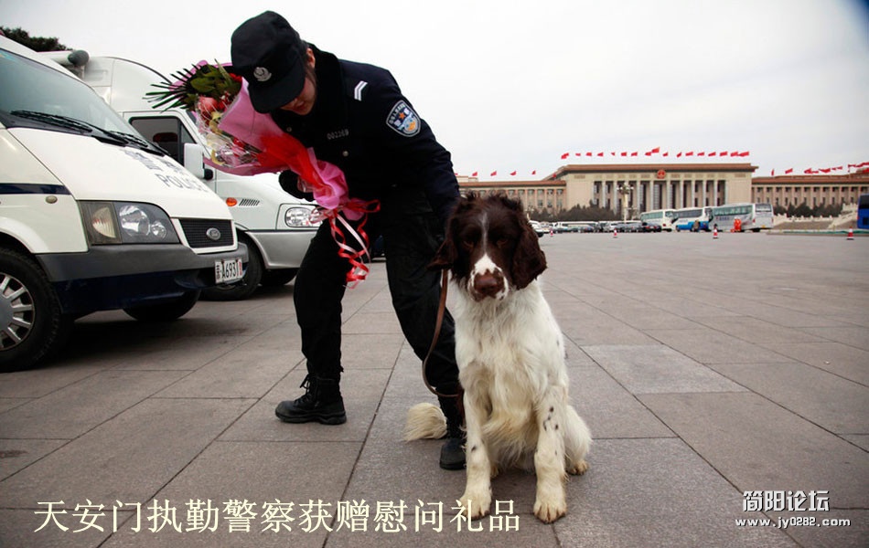 天安门执勤警察获赠慰问礼品rdn_4f5943154098c_副本.jpg