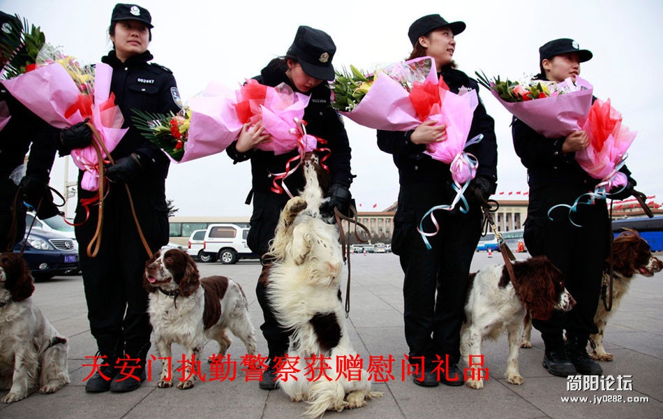 天安门执勤警察获赠慰问礼品rdn_4f59431907733_副本.jpg
