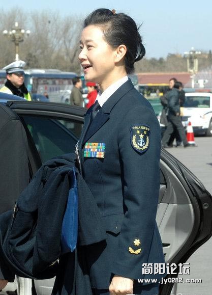 宋祖英军装现身认真听报告 会后搭豪车离开笑容满面.jpg