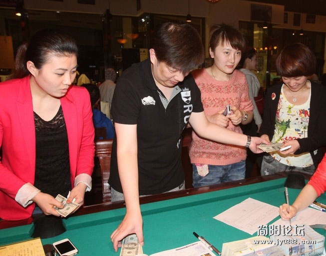 3月18日，在台湾桃园举行的花式撞球公开赛后的颁奖仪式上，比赛组织方现场发放奖金。.jpg