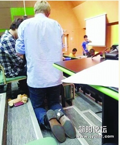 高校外教跪着为学生讲题获赞