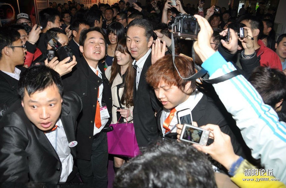 粉丝们此时的火力全都集中在其他女优身上，也不去管原田明绘了。.jpg