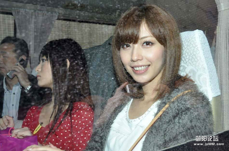 女优们登上车后，遭到“咸猪手”袭击的原田明绘仍然一脸不开心，不愿面对记者镜头，其.jpg
