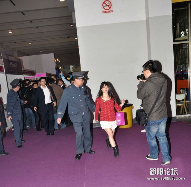 原田明绘一脸不开心，独自大步的往前走。.jpg