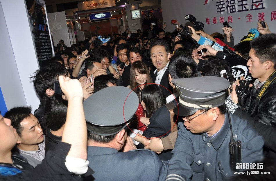 在最前面的女优原田明绘遭到了不文明粉丝的“咸猪手”，她伸手防护。.jpg