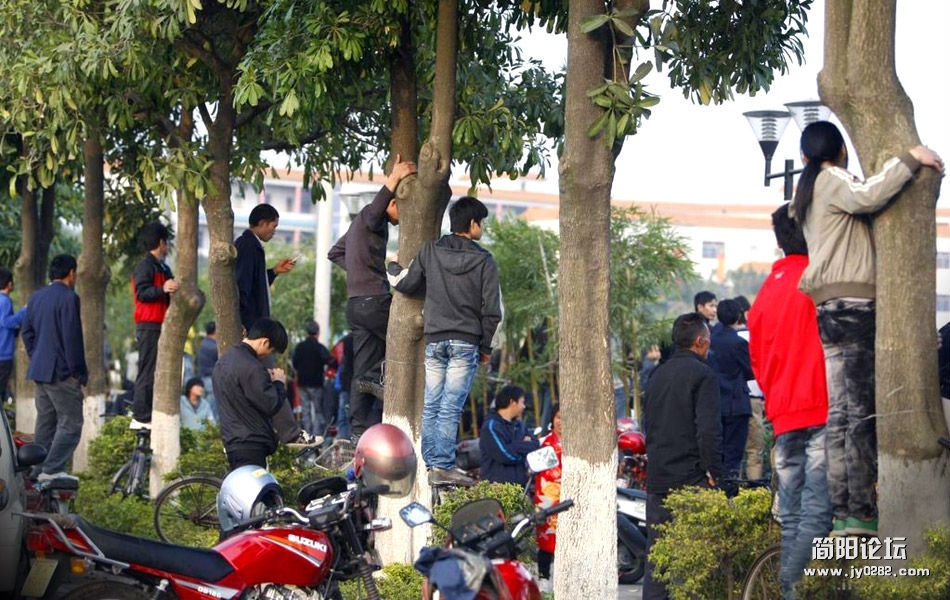 2012年1月1日，顺德容桂上演了一场汽车漂移大奖赛，四处赶来的观众为了一睹赛车手的风.jpg