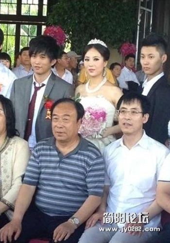 婚礼主持人为中国首席婚礼司仪马智宇，男方李波,其父是海南某房地产商 ，女方嫁妆六辆.jpg