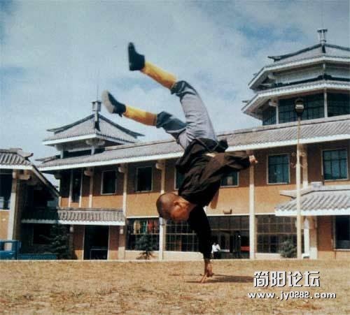 真功夫！少林寺武僧罕见练功照曝光.jpg