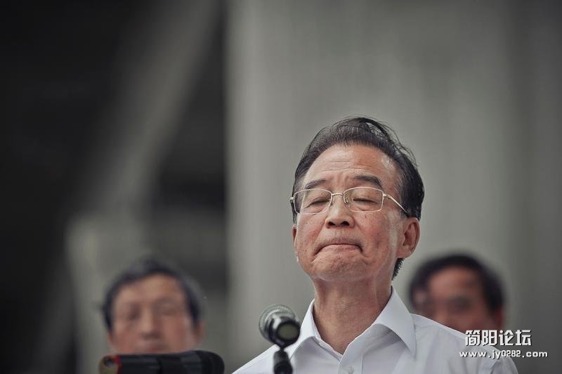 战争、灾难类新闻组照优秀奖：温州动车事故。作者为《羊城晚报》何奔。.jpg