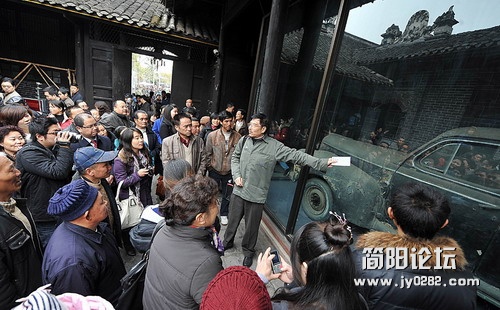 刘文彩之孙刘小飞向族人介绍庄园藏品。.jpg