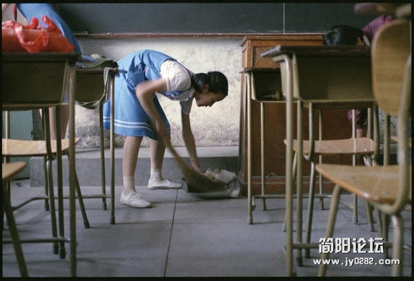 上世纪八十年代的中学少女2213175vbwbmv22bf2brbw.jpg