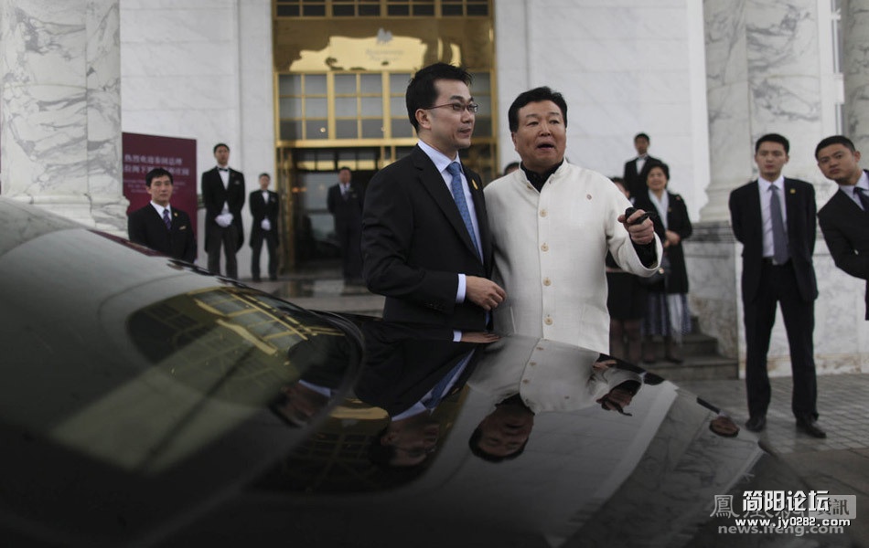 北京，泰国总理英拉丈夫阿努索和华彬集团董事长严彬告别。.jpg