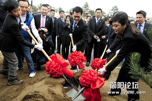 中国国侨办主任李海峰与泰总理英拉共植友谊树_副本.jpg