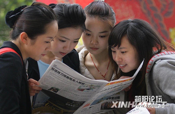 参加南航空姐招募活动的报名者查阅相关信息.jpg